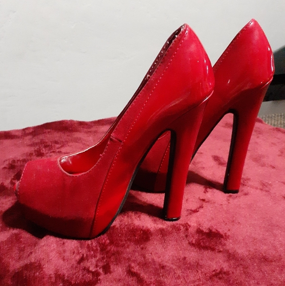 Red high  heels - Picture 3 of 3